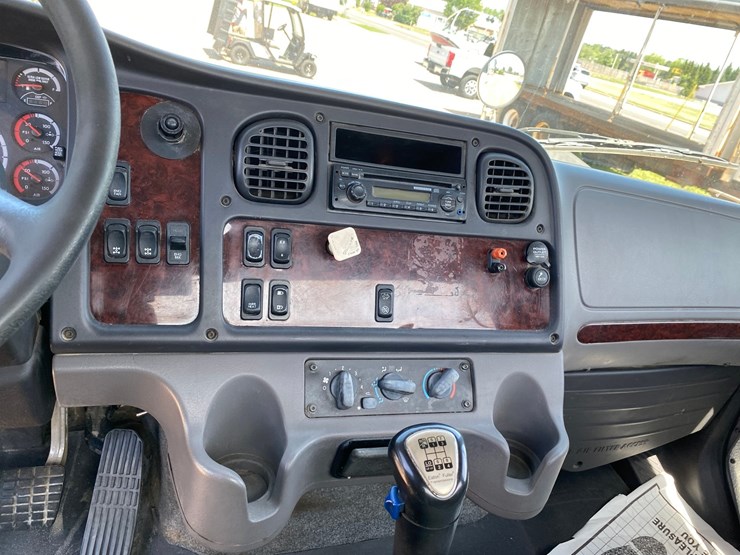 2013-freightliner-114sd-image-53