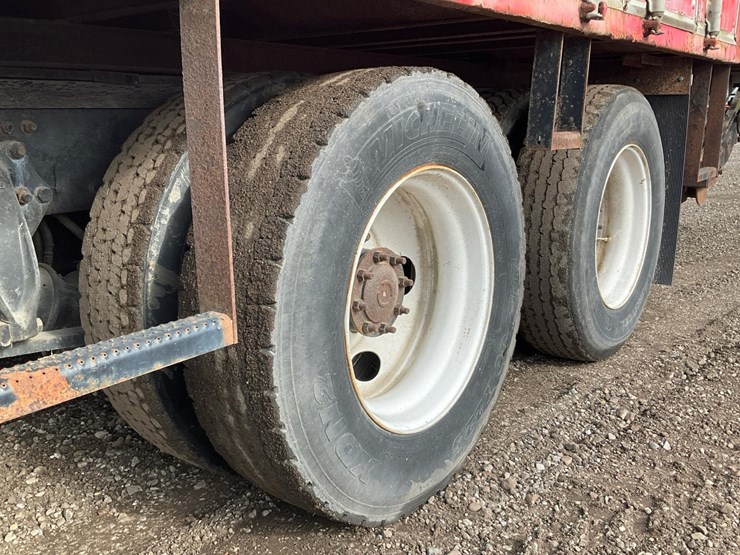 2005-freightliner-m2-106-image-8