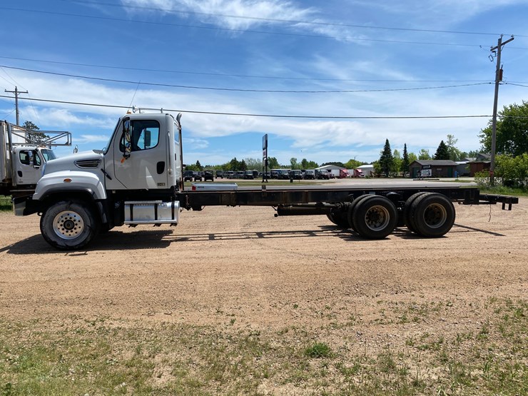 2013-freightliner-114sd-image-10