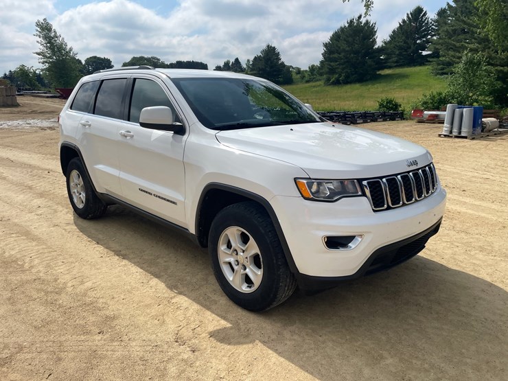 2017-jeep-grand-cherokee-laredo-image-3