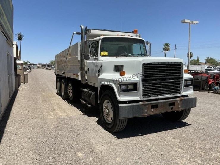 1995-ford-9000-image-4