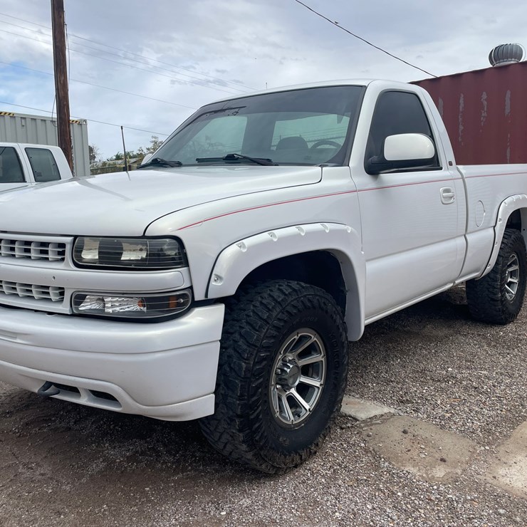#212 • 2001 Chevrolet Silverado Pickup Truck (Has a NM Title