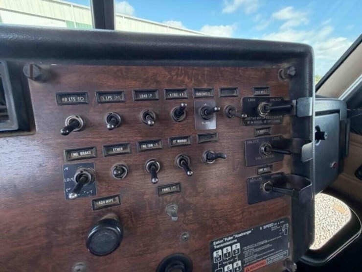 1992-peterbilt-379-image-17