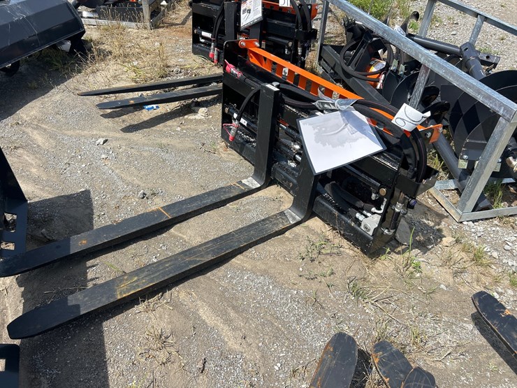 #56-•-48”-hydraulic-skid-steer-pallet-forks-image-1