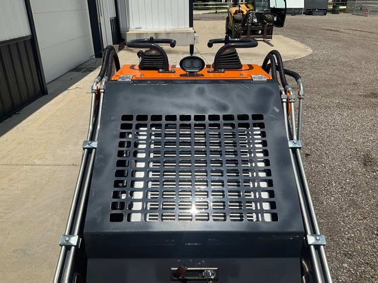 #1001-•-unused-landhero-mini-skid-steer-loader-image-8