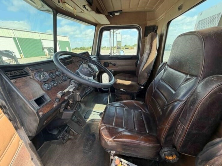 1992-peterbilt-379-image-13