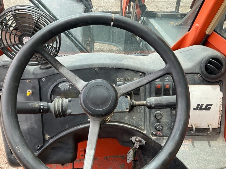 2010-jlg-g12-55a-image-42