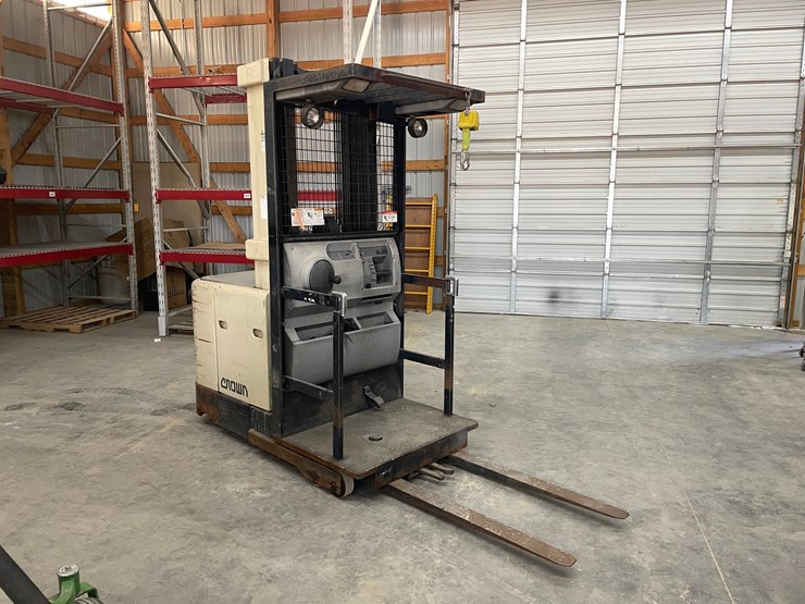#301-•-1982-crown-electric-order-picker-image-3