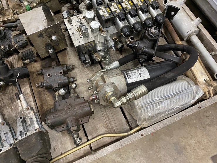 #7516-•-pallet-of-various-hydraulic-control-valves-(antigo,-wi)-image-5