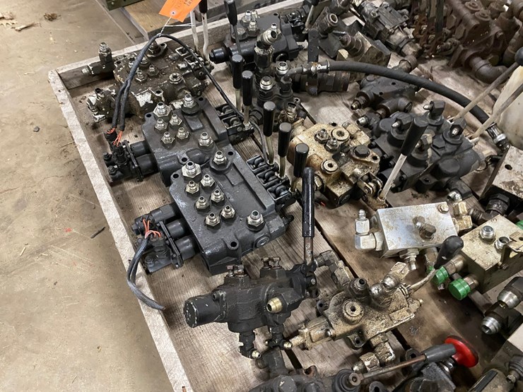 #7516-•-pallet-of-various-hydraulic-control-valves-(antigo,-wi)-image-8