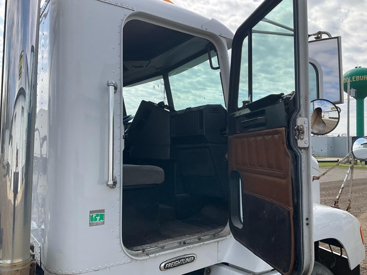 2003-freightliner-fld112-image-27
