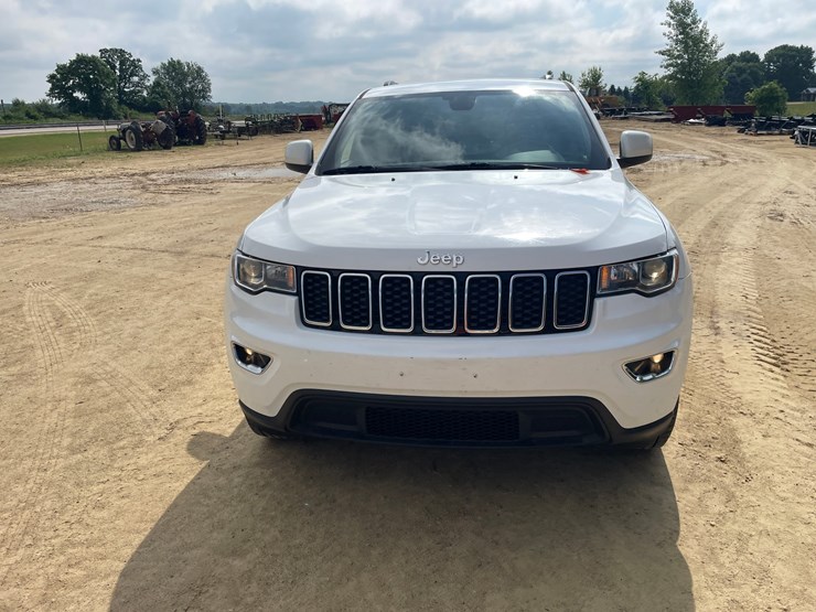 2017-jeep-grand-cherokee-laredo-image-2