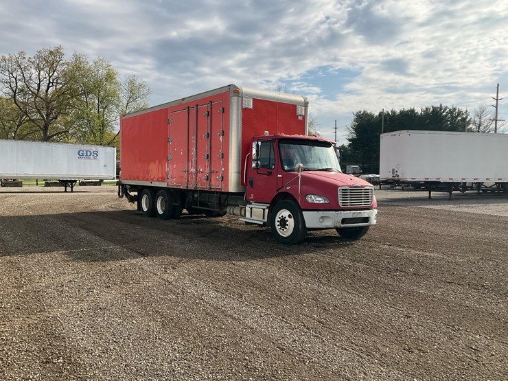 2005-freightliner-m2-106-image-11
