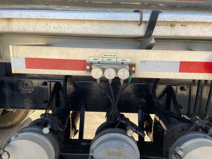 #6152-•-2002-mack-rd-model-fuel-tanker-truck-(has-title)-image-19