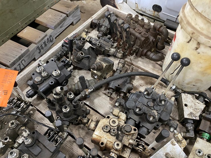 #7516-•-pallet-of-various-hydraulic-control-valves-(antigo,-wi)-image-10