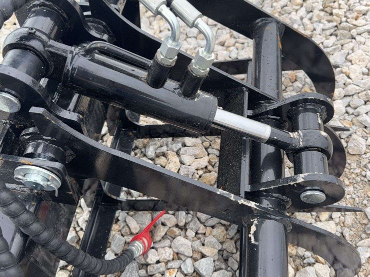 hydraulic-grapple-attachment-for-mini-skid-steer-image-3
