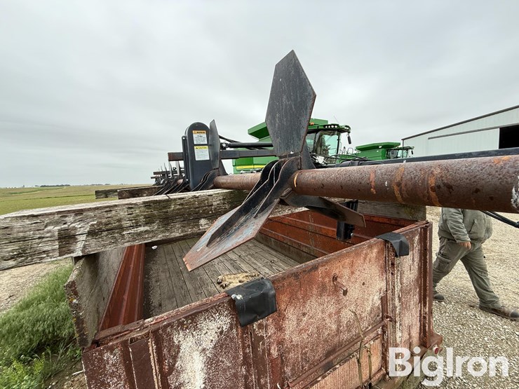 hawkins-12-row-corn-head-crop-sweeper/reel-image-10