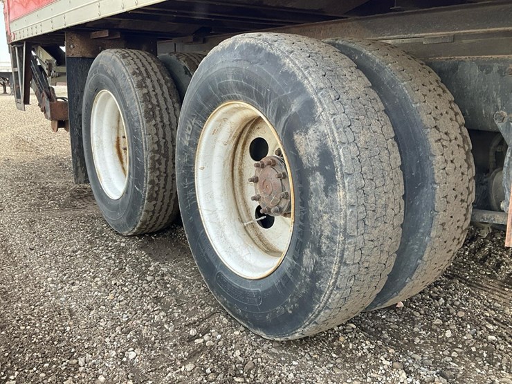 2005-freightliner-m2-106-image-15