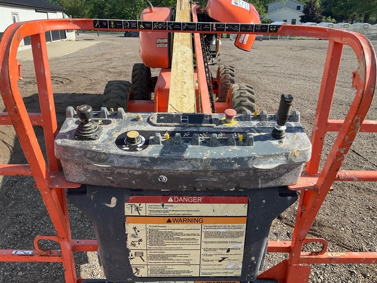 2005-jlg-600s-image-29