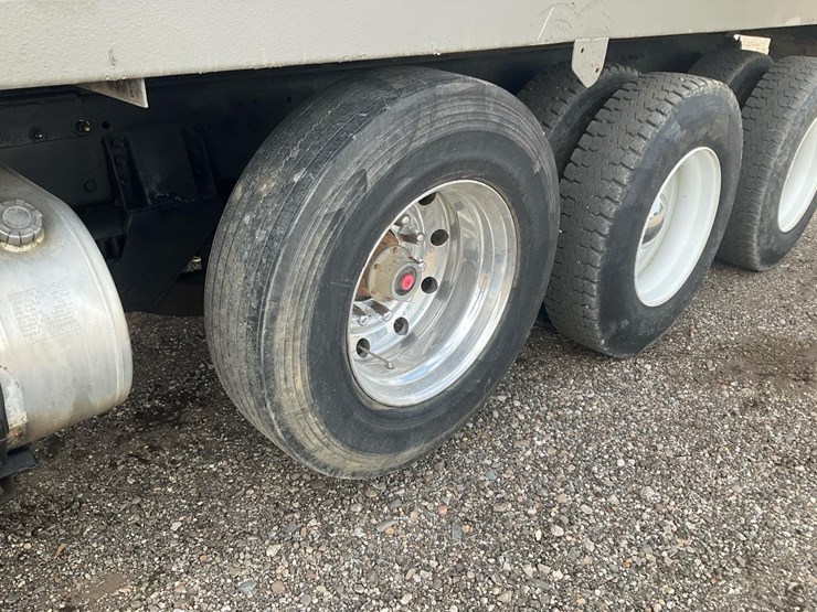 2010-freightliner-m2-106-image-9