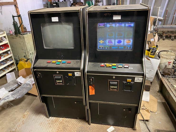 #7514-•-(2)-h&j-vending-slot-machines-(antigo,-wi)-image-1