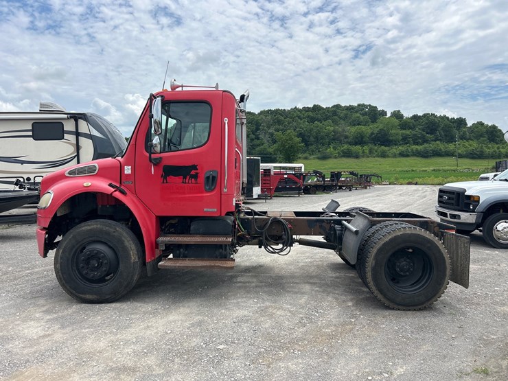 2006-freightliner-m2-106-image-3