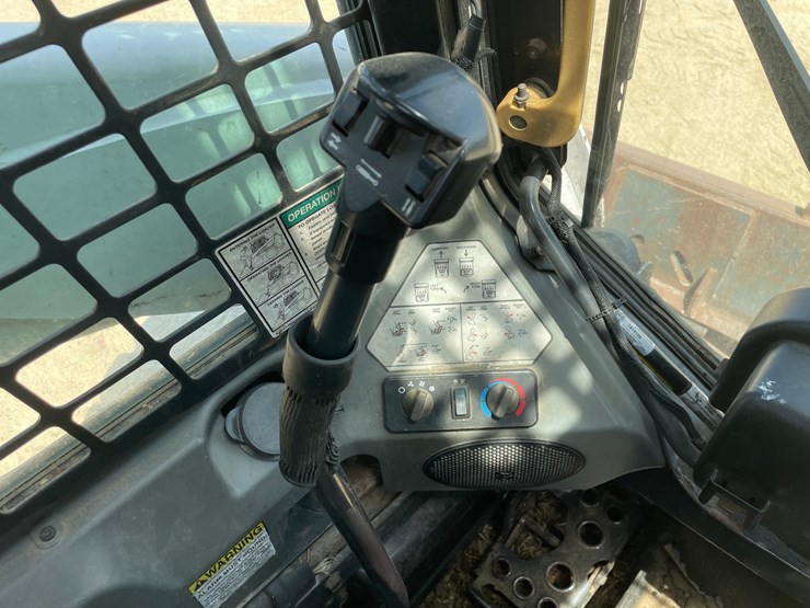 2013-bobcat-s650-image-48