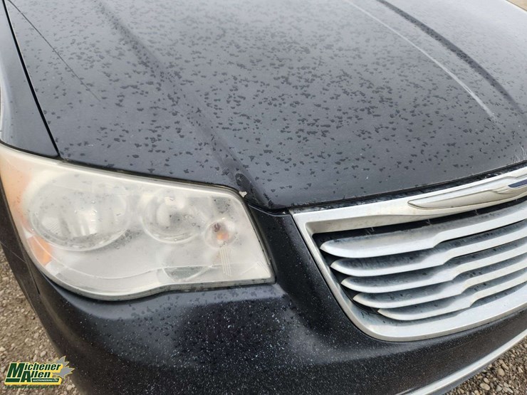 2013-chrysler-town-&-country-image-42