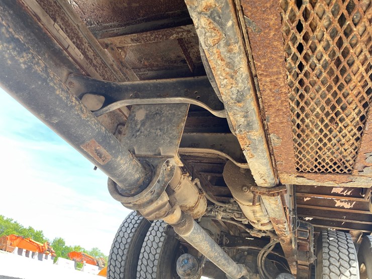2001-freightliner-fl70-image-29