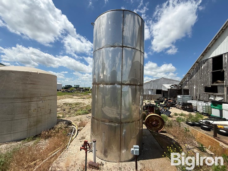 stainless-steel-vertical-4,000-gallon-tank-image-4