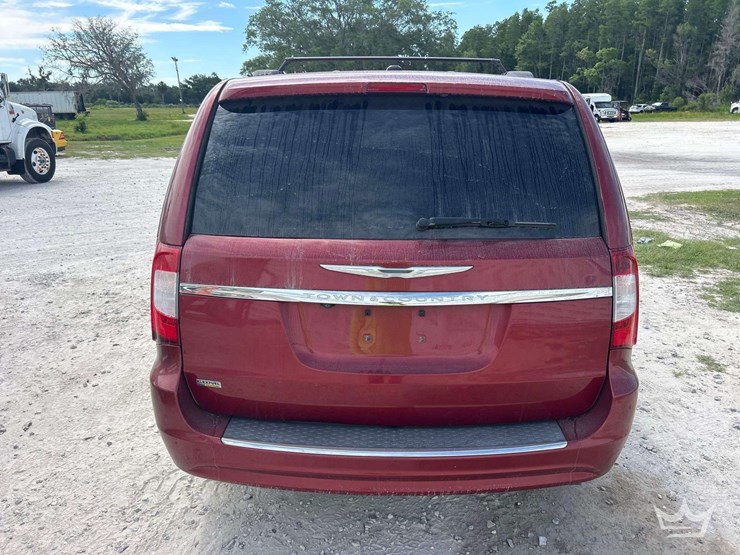 2014-chrysler-town-&-country-image-21