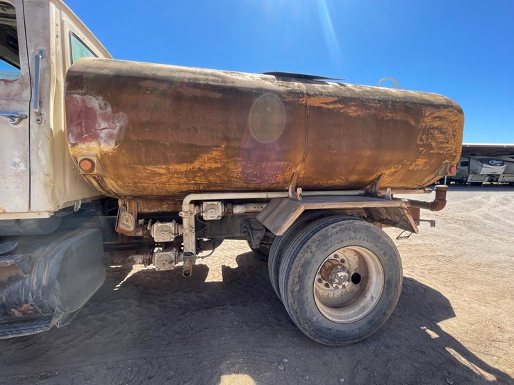 1983-ford-8000-image-14