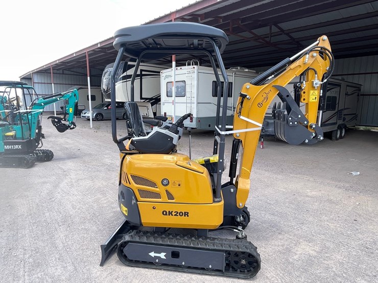 #2662-•-unused-cfg-mini-excavator-image-5