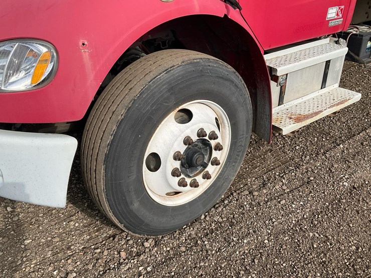 2005-freightliner-m2-106-image-9
