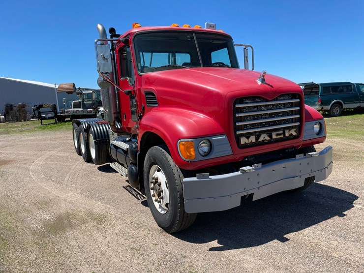 #7022-•-2003-mack-granite-tri-axle-day-cab-semi-(has-wi-title)-(deerbrook,-wi)-image-3