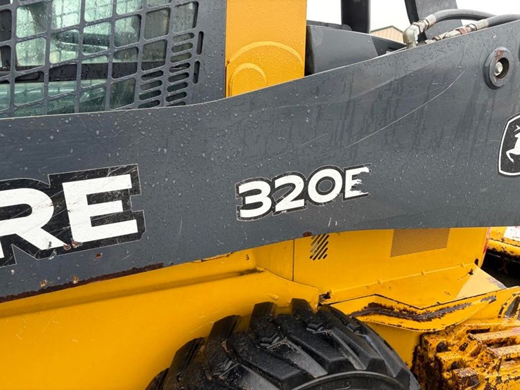 deere-320e-image-4
