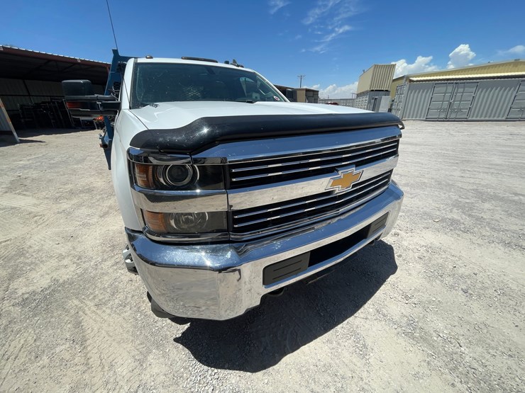 2016-chevrolet-silverado-3500-image-12