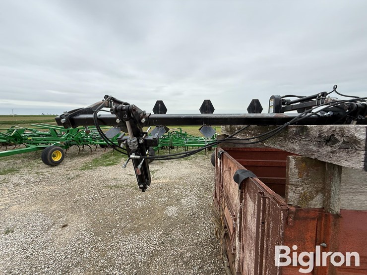 hawkins-12-row-corn-head-crop-sweeper/reel-image-8