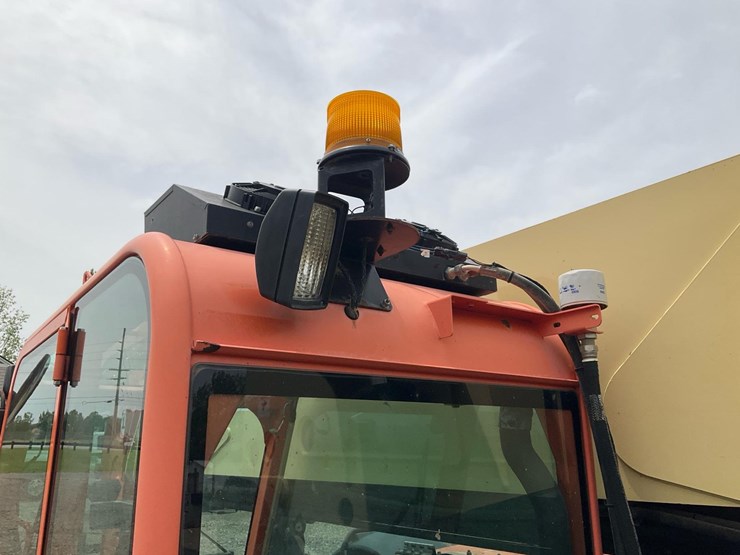 2010-jlg-g12-55a-image-26