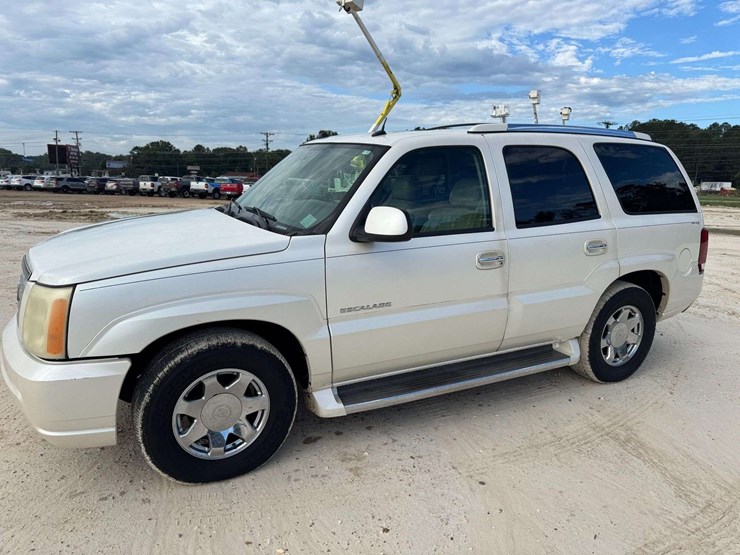 2005-cadillac-escalade-image-1