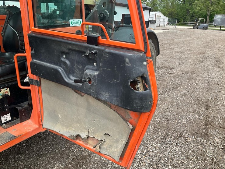2010-jlg-g12-55a-image-37