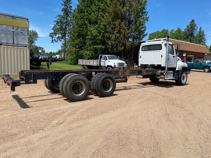 2013-freightliner-114sd-image-5