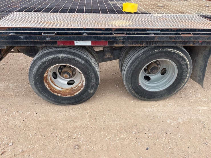 2018-lamar-trailers-30’-x-102”-t/a-gooseneck-tool-transport-trailer-image-3