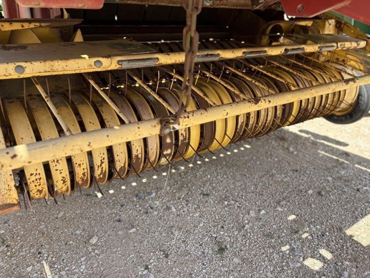 new-holland-br750-image-19