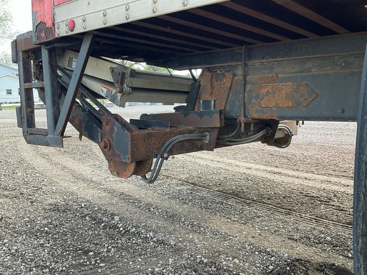2005-freightliner-m2-106-image-13