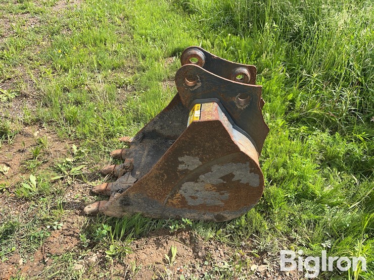 case-new-holland-24”-backhoe-bucket-image-16