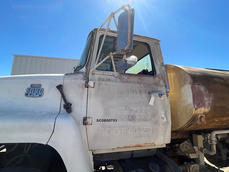 1983-ford-8000-image-18