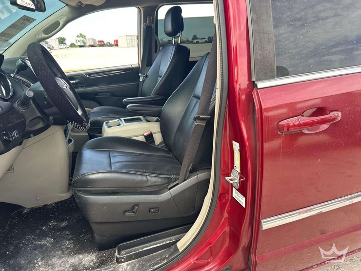 2014-chrysler-town-&-country-image-13