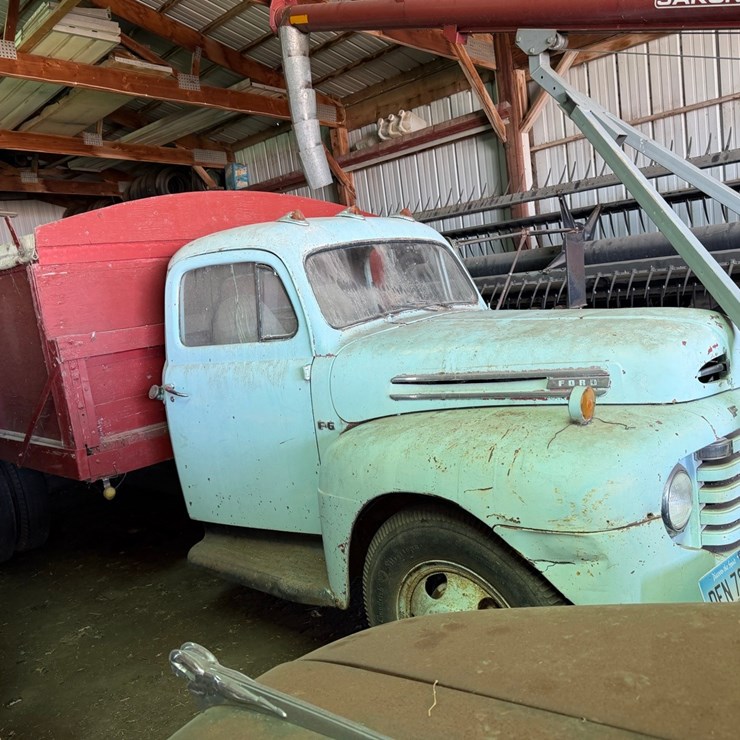 1950 Ford truck with box and hoist, 2 ton
