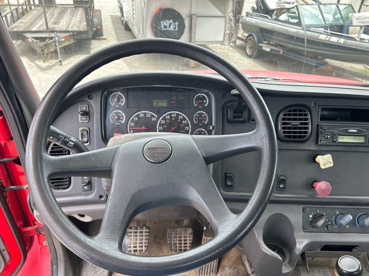 2006-freightliner-m2-106-image-11